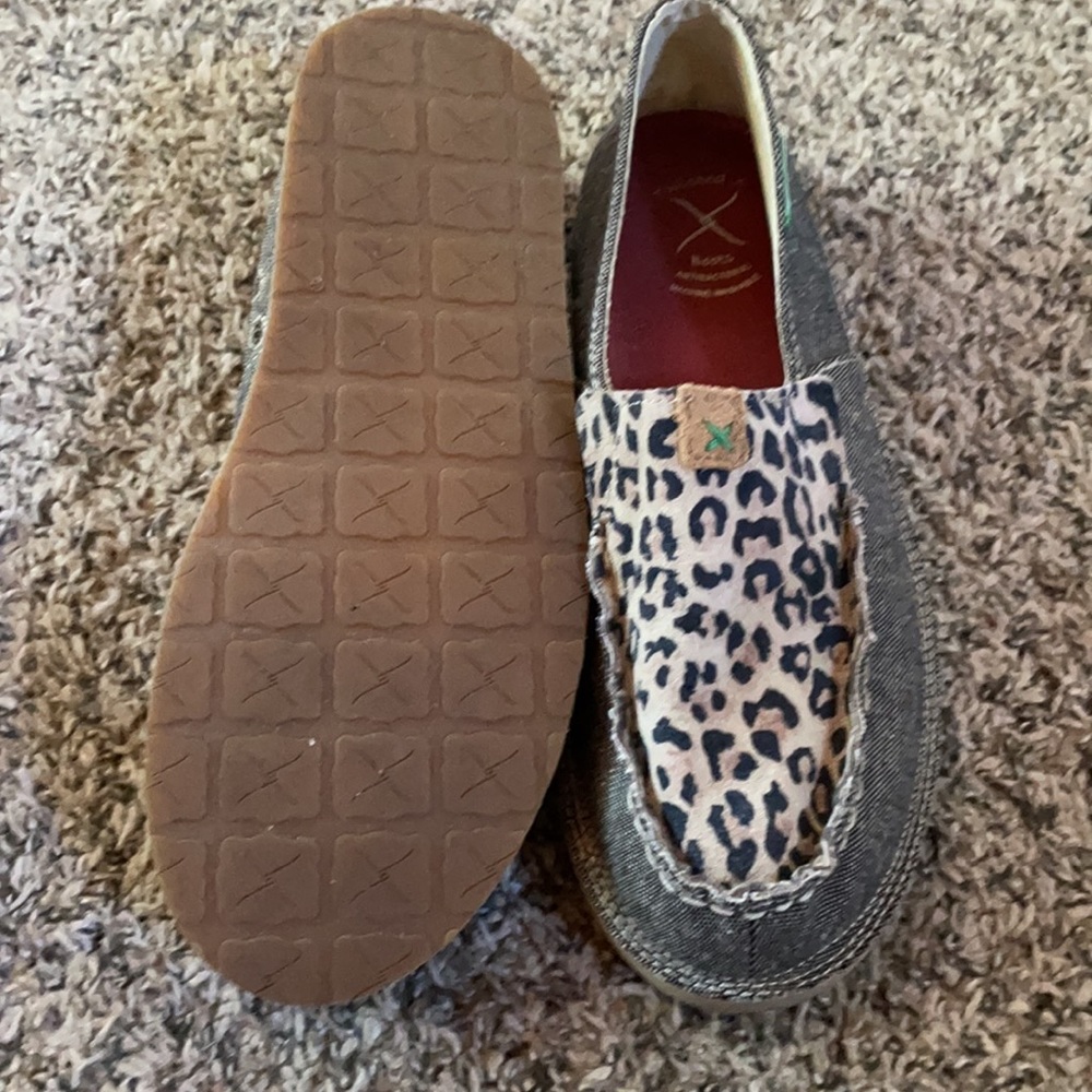 Eco Twx WCL0001 9M. Leopard print casual loafers.